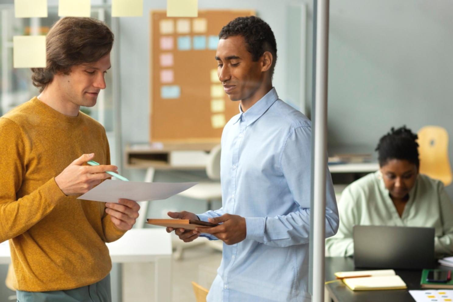 Trading strategy session with detailed market analysis on screens